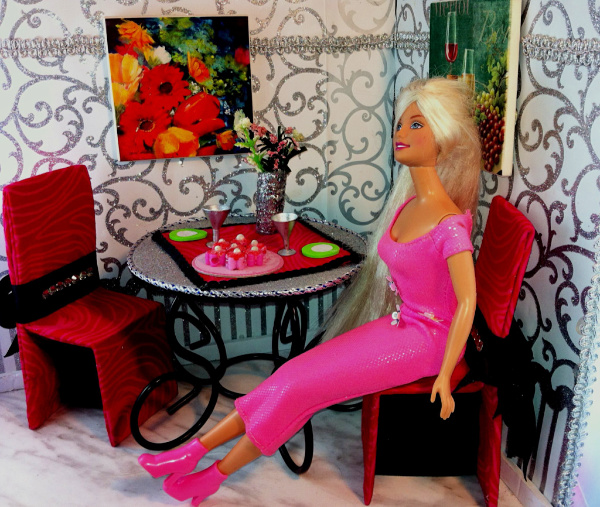 DIY Barbie Doll Lunch Date #barbiedoll #restaurant #lunchdate #DIY #Upcycle #Repurpose #Reuse #Toys #diorama
