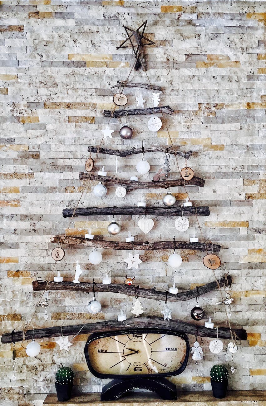 Christmas Tree Made from Branches and Twine See More Mother Nature Approved Christmas Decorating Ideas #Christmas #Decorations #branches #DIY #Christmas_tree #Christmas_Wall_Decor #Decorations #recyclable