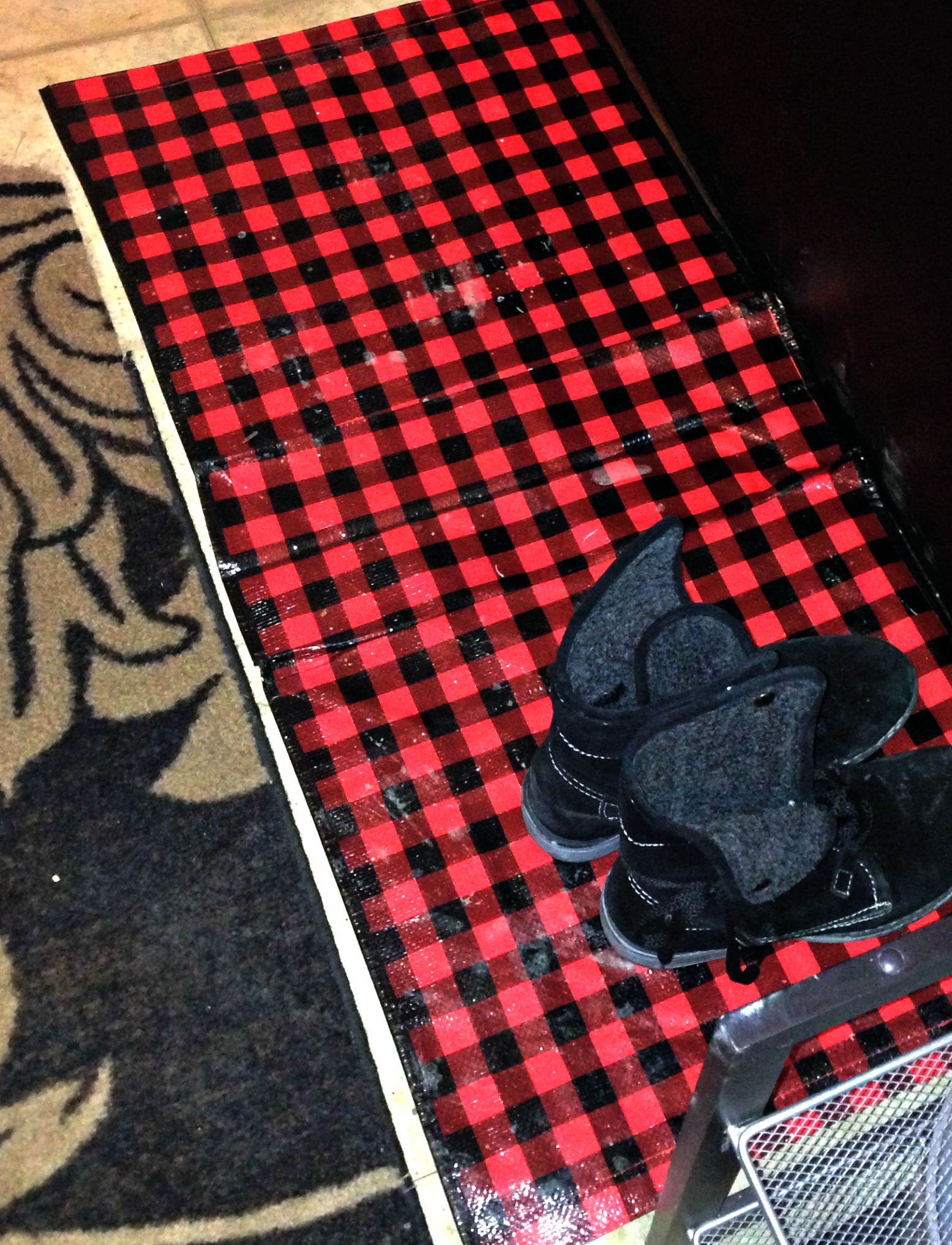 6 Easy DIY Home Hacks Using Reusable Shopping Bags #upcycle #shoppingbags #homedecor #bootmat #dogmat #doormat #tablerunner #cupboardliner